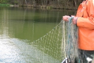Mann hält Fischernetz