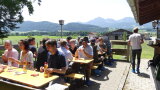 Mittagspause mit LfL-Forschern und Landwirten im hauseigenen Biergarten des Betriebes
