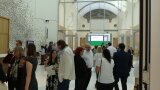 Menschen beim Wissenstransfer und Austausch auf der Ergebniskonferenz der digitalen Experimentierfelder.
