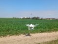 Eine Drohne mit Multispektralkamera zur Überprüfung der Nährstoffversorgung schwebt über einem Acker.