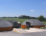 Biogasanlage und blauer Himmel