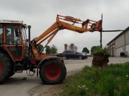 Pflanzung eines Baumes mit Hilfe eines Traktors