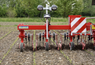 Ein Hackgerät auf dem Feld im Einsatz