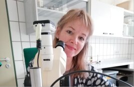 Ulrike Lokies am Mikroskop.