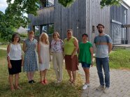 Gruppenfoto vor einem Gebäude.