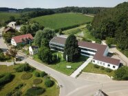 Luftbildaufnahme Hopfenforschungszentrum Hüll mit allen Gebäuden.