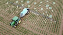 Drohnenaufnahme Traktor mit Spritzanhänger auf dem Feld mit markierten Unkrautflächen