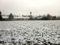Schneebedecktes geackertes Feld