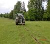 Traktor mit Schlauchpflug beim Einbringen einer Wasserleitung in die Erde.