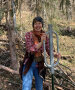 Die lachende Johanna Mehringer bei Zäunungsarbeiten im Wald.