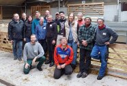 Gruppenbild mit den Teilnehmerinnen und Teilnehmern im Schafstall Grub.