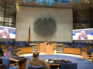 Vortragender mit einigen Teilnehmern im alten Bundestag Bonn