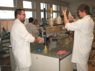 Blick in ein Labor während eines Praktikums im Rahmen der Fortbildung 