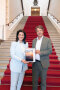 LfL-Präsident Sedlmayer und Ministerin Kaniber vor der Treppe im Bayerischen Landtag. 