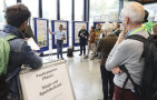 Zuhörer bei einer Postersession. 