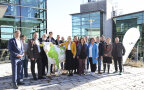 Die Mitglieder des Agrarausschusses des Bayerischen Landtags vor dem LfL-Gebäude in Freising.