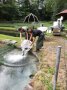 Ein Teichwirt und eine Teichwirtin an der Teichanlage des Instituts für Fischerei in Starnberg.