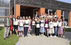 Gruppenbild im Freien mit den anwesenden Absolventinnen und Absolventen und Gratulanten. 