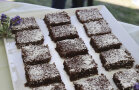 Brownies mit Puderzucker überzogen auf einem Tablett.