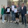 Die drei Jahrgangsbesten mit ihren Urkunden sowie Ausbildern. 