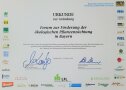 Die von Ministerin Michaela Kaniber und LfL-Präsident Stephan Sedlmayer 2022 unterzeichnete Gründungsurkunde des Forums zur Förderung der ökologischen Pflanzenzüchtung. 