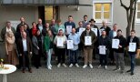 Die erfolgreichen Meisterinnen und Meister mit den Mitgliedern des Prüfungsausschusses und Ehrengästen.
