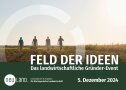 Vier Personen auf einem Feld. Das Titelbild des Flyers zur Veranstaltung. 