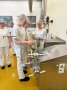 Mehrere Personen in einem Labor mit großen Maschinen zur Eisherstellung