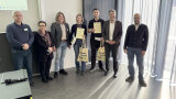 Gruppenbild mit Repräsentanten der LfL, TU und HSWT und zwei Ausgezeichneten. 