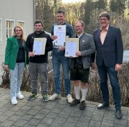 Die drei Jahrgangsbesten mit ihren Urkunden sowie Ausbildern.