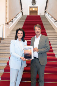 LfL-Präsident Sedlmayer und Ministerin Kaniber vor der Treppe im Bayerischen Landtag.