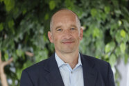 Portraitfoto eines Mannes, der lächelt