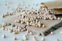 Kichererbsen auf einem Holzbrett.