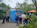 Besuchergruppe beim Beitrag lebendiger Boden.