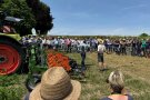 Vorführung auf einem Feld mit Zuhörern. 