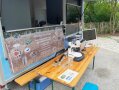 Infostand mit Monitor, Binokular und Anschauungsmaterialien.