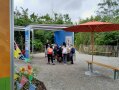 Kindergruppe besucht den Infostand zu invasiven Arten.