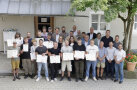 Gruppenbild mit allen Absolventen und Gratulanten.