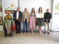 Eine der Geehrten mit ihren Gratulanten. 