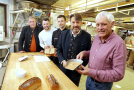 LfL-Vertreter, die Landwirte Kratzer und Bäcker Geisenhofer stellen das neue Brot vor.