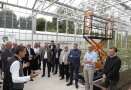 LfL-Experte Anton Lutz zeigt Besuchern das neue Forschungsgewächshaus.