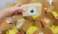 Eine Hand hält eine Retterbox hoch.