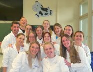 Gruppenbild der 14 Schülerinnen und Schüler der Staatlichen Fachschule.