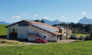 Milchviehstall mit Photovoltaik-Anlage.