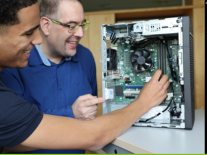 Zwei Männer, die an einem elektronischem Gerät arbeiten