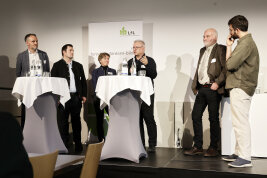 Sechs Personen auf dem Podium bei der Jahrestagung. 