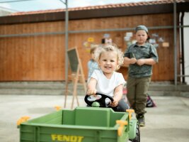 Kinder spielen auf dem Bauernhof.