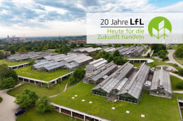 Die LfL in Freising aus der Luft. Logo: 20 Jahre LfL – Heute für die Zukunft handeln.