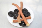 Bei Süßholz werden die süß schmeckenden Wurzeln z. B. für die Lakritzherstellung verwendet