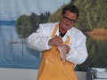 Walter Strohmeier zeigt fachgerechtes Filettieren von Fisch